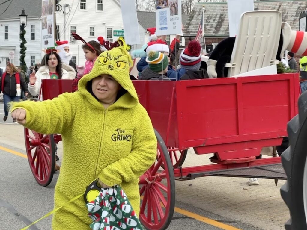The Grinch gives out candy!